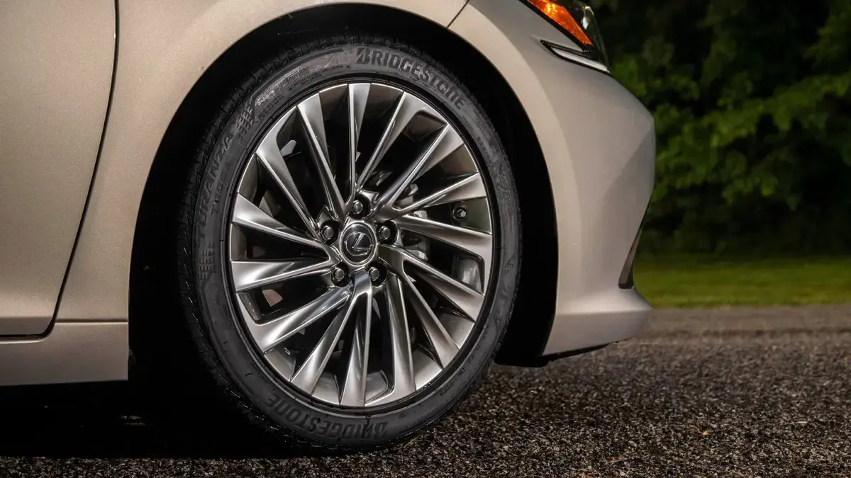 Hybridul de lux bate noul Camry la preţ, fiabilitate