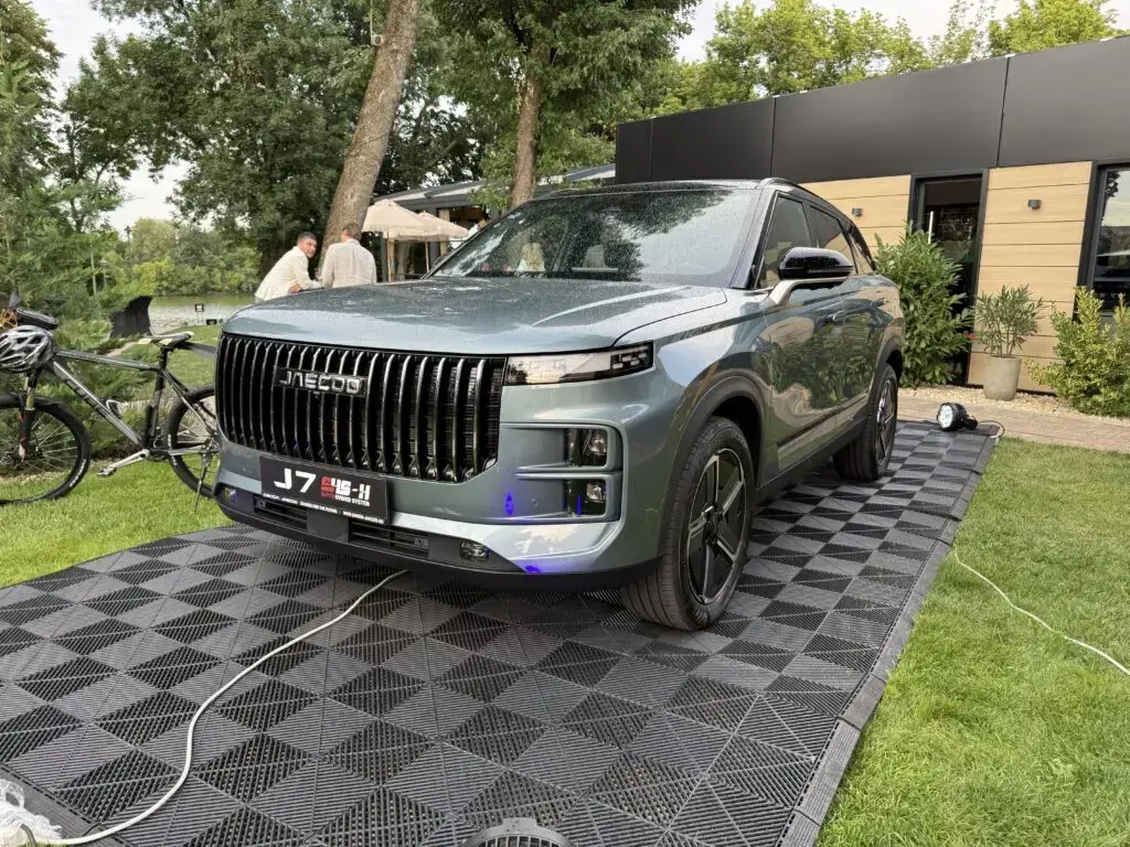 Omul din umbră: designerul care a transformat copia Range Rover într-un hit pe piața britanică