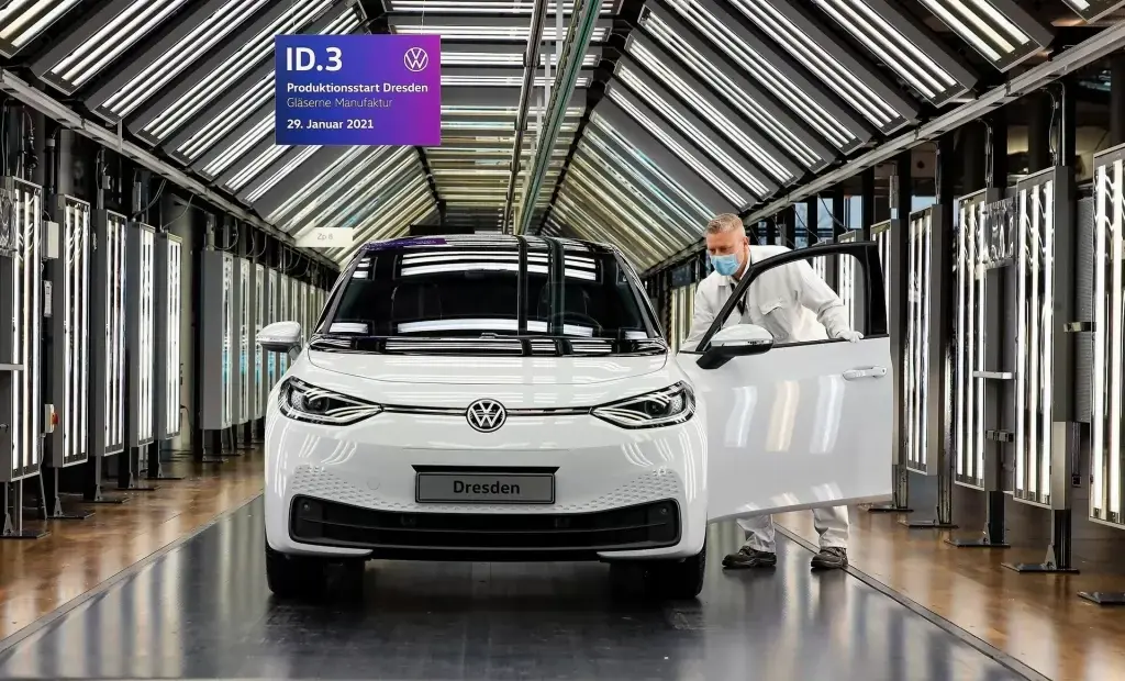 Volkswagen anunță 50.000 de concedieri: marja de profit colapsează la 1% și acțiunile ies din Euro Stoxx 50
